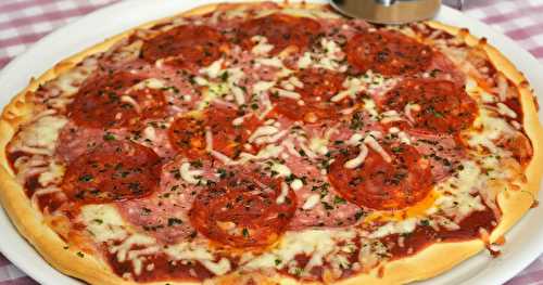 Pizza au salami de Milano et chorizo