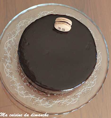 Gâteau [d’anniversaire] au chocolat (glaçage miroir chocolat)