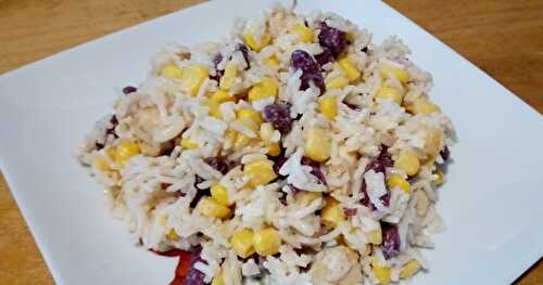 La salade de riz au poulet, maïs et haricots rouges