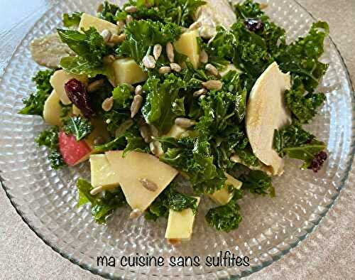 Salade de chou kale, pomme, graines de tournesol, cranberries, fromage, quinoa (facultatif) et restes de poulet