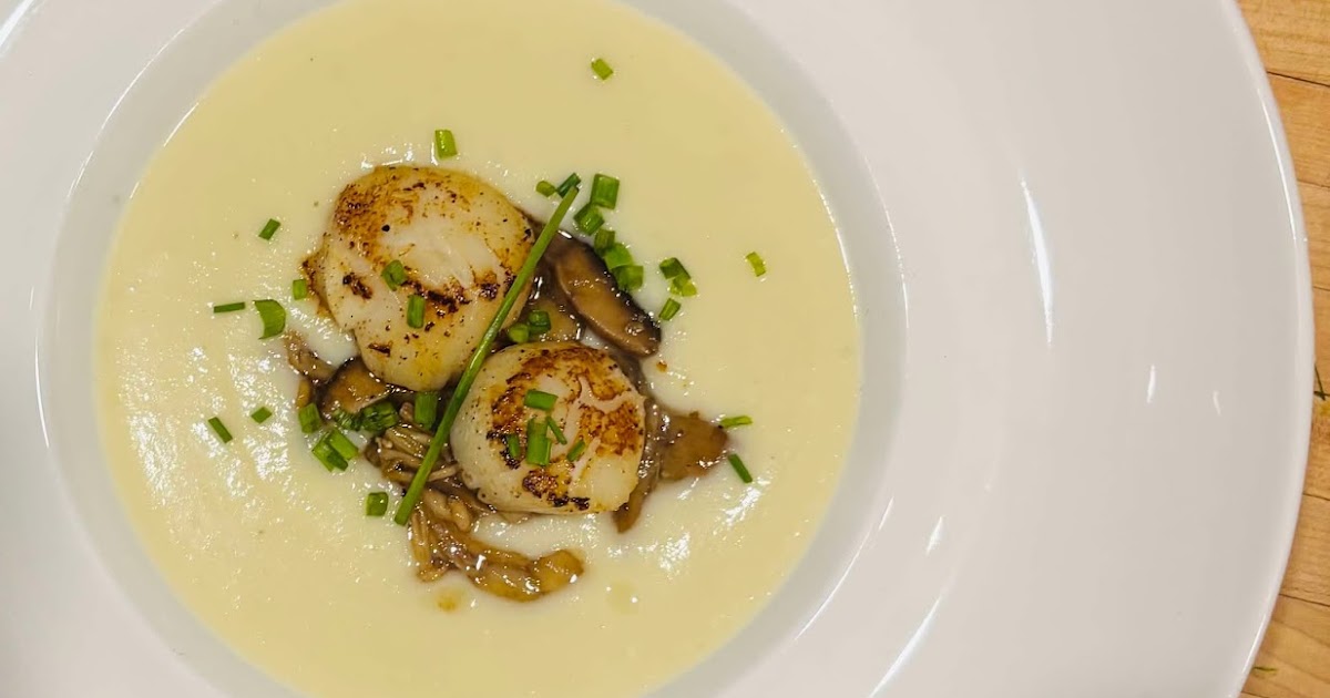 Potage de chou-fleur, pickle de champignon et pétoncle rôti