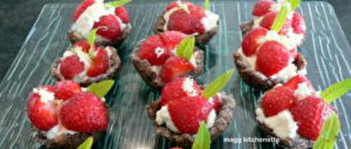 Mini tartelettes aux crêpes dentelle et chocolat , fraises de Plougastel.
