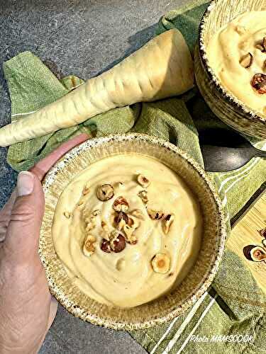 Soupe crémeuse de panais curry noisettes