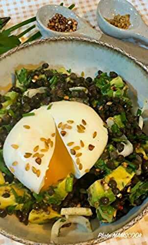 Salade lentilles avocats et oeufs mollets
