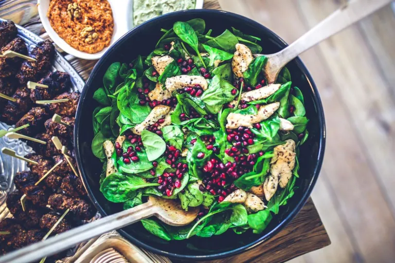 Salade d'automne à la grenade, aux épinards et au de poulet