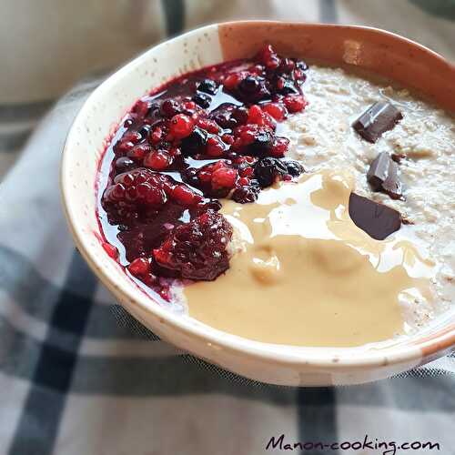 Porridge fruits rouges, chocolat et beurre de cacahuètes (378 Kcal)