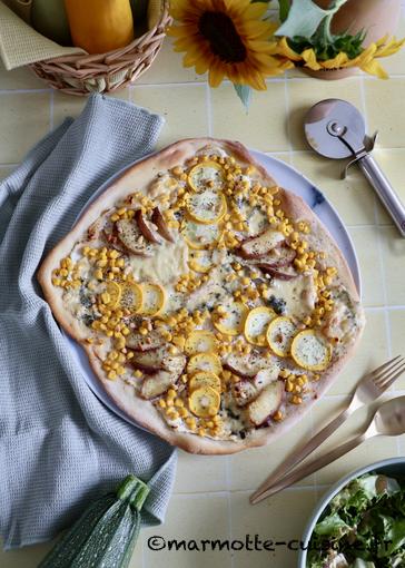 Pizza à la pêche, courgette, maïs et bleu d’Auvergne (Un fruit, trois recettes)