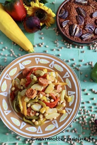 Compotée de poivrons et de courgettes aux pois chiches et chorizo, gâteau de boulgour aux oignons rouges grillés