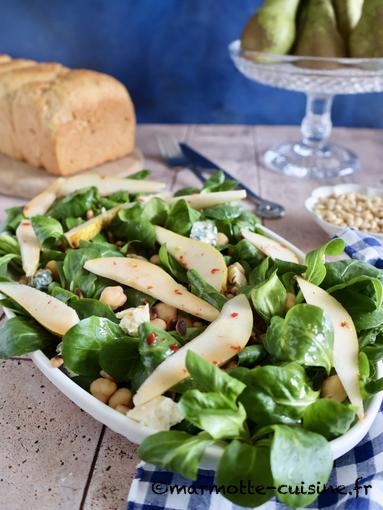 Salade de saison, poires, pois chiches et bleu, vinaigrette pimentée (Un fruit, trois recettes) 