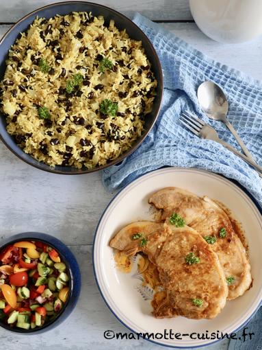 Riz au citron, lait de coco et haricots noirs, côtes de porc marinées