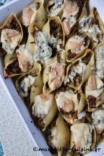 Conchiglioni farcis aux champignons, choux de Bruxelles, bacon et fourme d’Ambert 