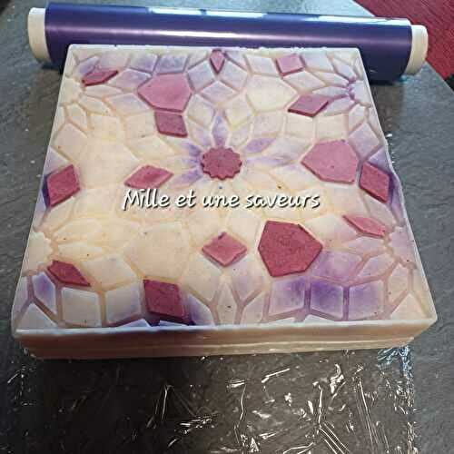 Toile mosaïque mousse litchi, vanille avec insert cassis framboise