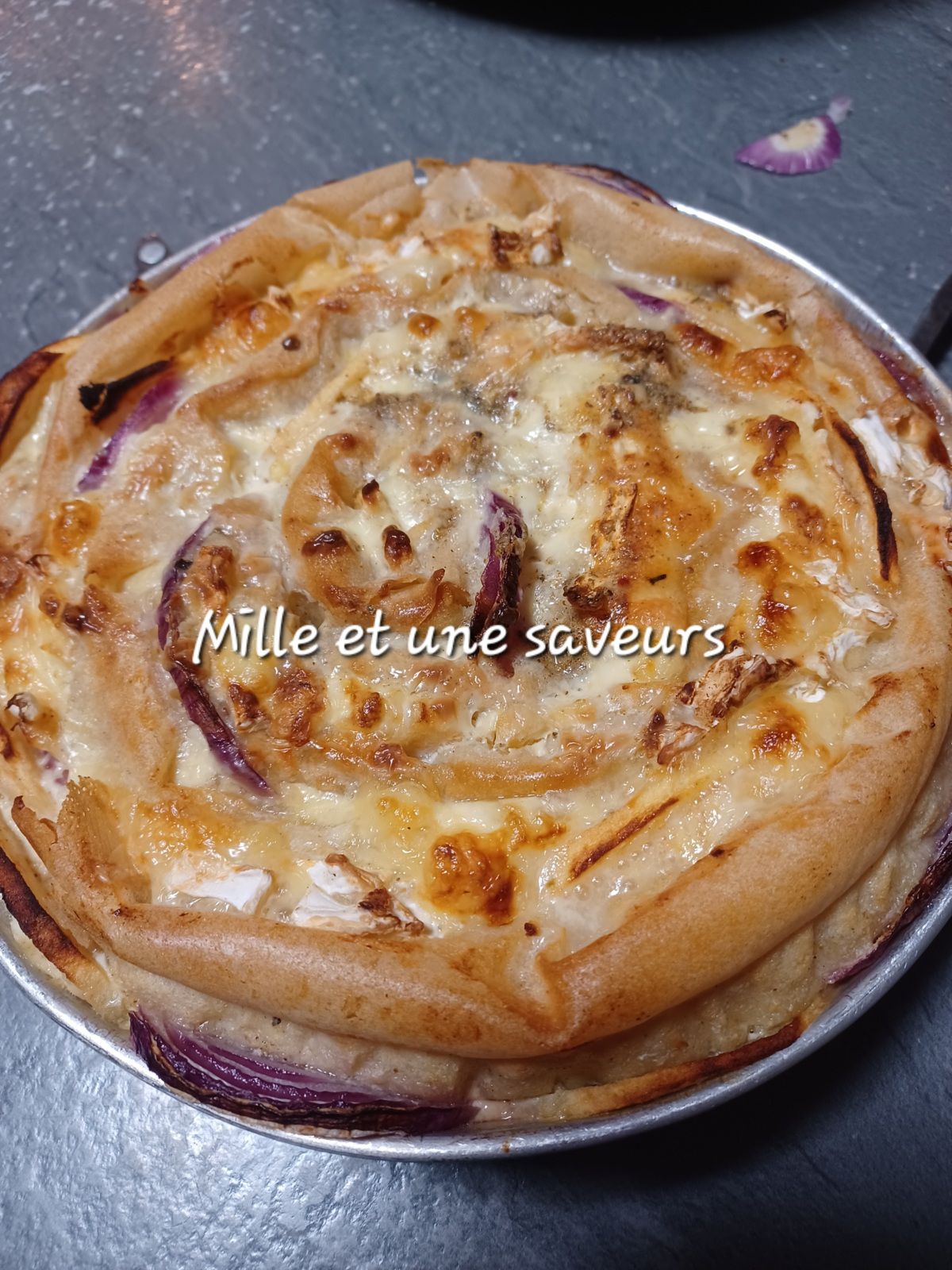 Crinkle tart au camembert, pomme et cumin