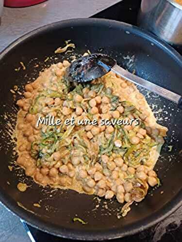 Poêlée de pois chiches épicés aux courgettes, sauce chèvre frais