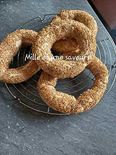 Anneaux de pain grec au sésame appelé Koulouri