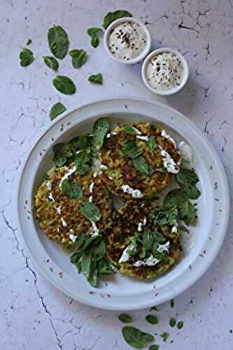 Galettes de chou-fleur et brocolis, sauce au yaourt et à la menthe 