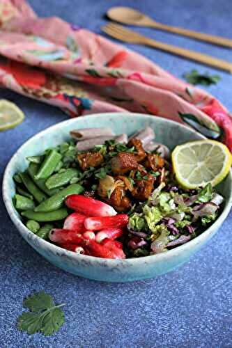 Peu importe son nom, ce machin-bowl est super bon : pois gourmands, radis marinés, tempeh à l'orange, penne et salade au chou aux saveurs asiatiques