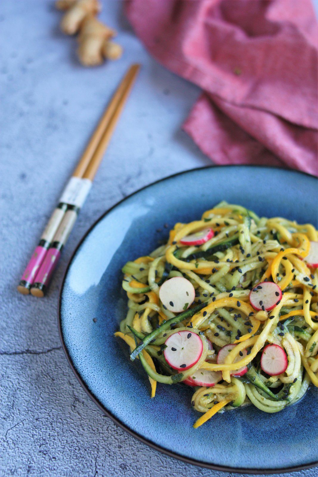 Salade de courgette et concombre aux accents asiatiques parce qu'il parait qu'il fait pas un temps à allumer le four