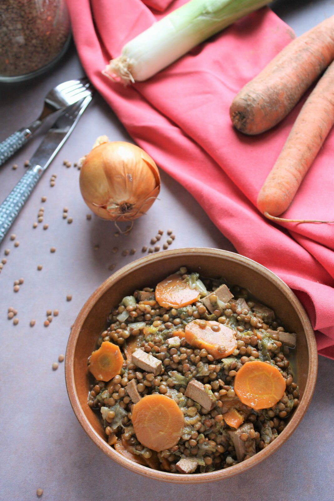 Un dernier p’tit plat réconfortant avant l’arrivée des recettes de printemps : mitonnée de lentilles au tofu fumé