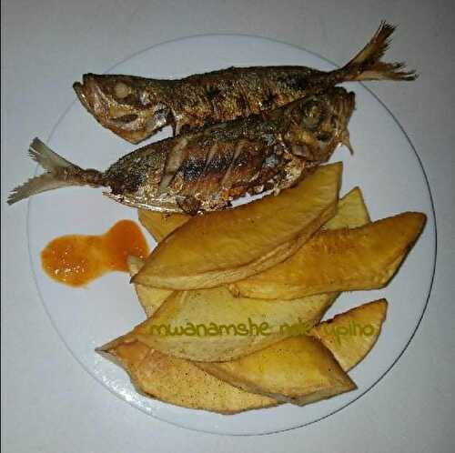 Fruit à pain et sardines frits