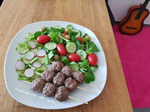 Salade et brochettes de boulettes de viande
