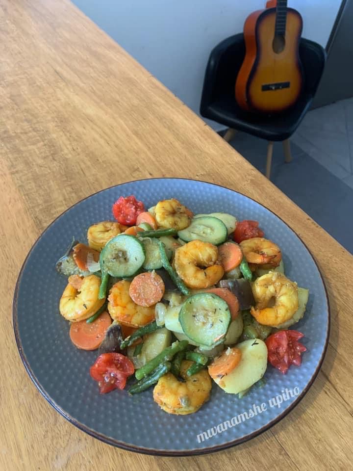 Légumes sautés avec crevettes 