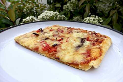Pizza chorizo, poivrons et oignons