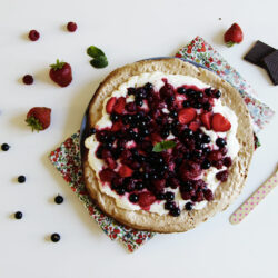 Pavlova au chocolat et fruits rouges