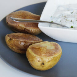 Pommes de terre au four et crème à la ciboulette