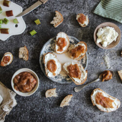 Bruschettas chèvre et chutney de rubarbe