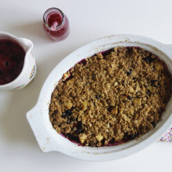 Crumble pommes, rhubarbe et cassis