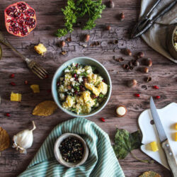 Salade de boulgour, courge spaghetti, feta, grenade et noisettes