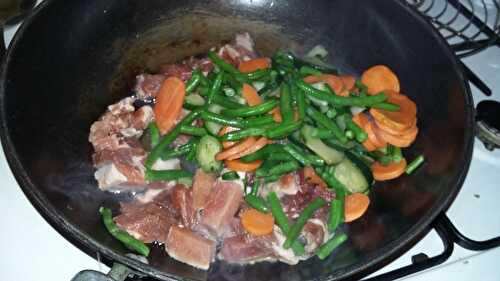 Wok de nouilles au porc et aux légumes