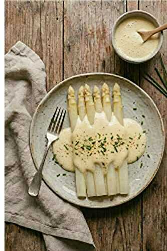 Asperges blanches et sauce hollandaise : le secret pour ne plus jamais rater votre émulsion