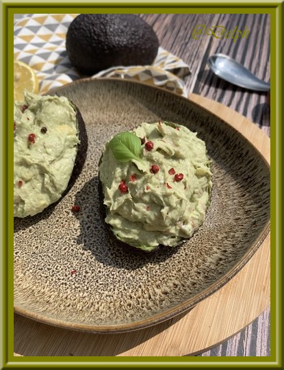 Avocat farci au thon et fromage de chèvre frais