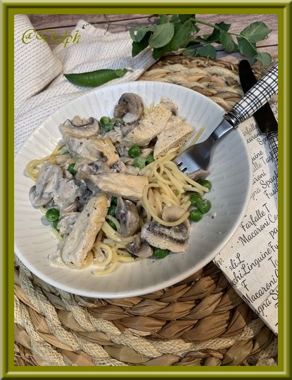 Spaghettis aux petits pois, poulet et crème de champignons