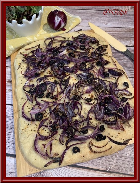 Focaccia aux oignons rouges