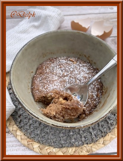 Mug cake au beurre de cacahuètes et chocolat