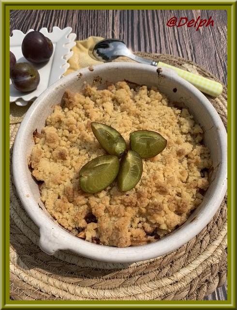 Crumble aux prunes et pêches de vigne