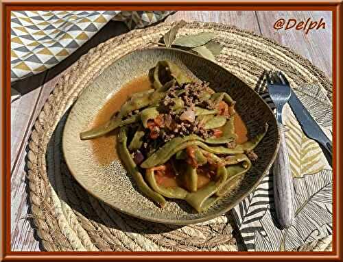 Haricots plats et tomates au bœuf haché