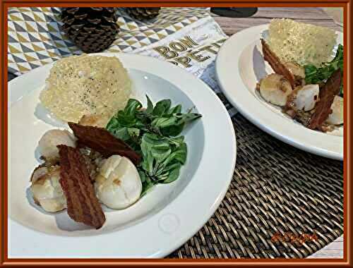 Poêlée de noix de Saint-Jacques, tuiles de parmesan et chips de poitrine fumée