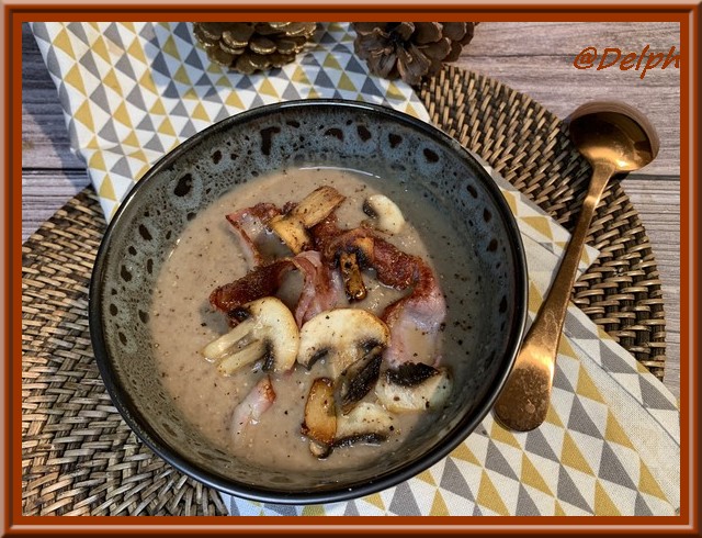 Velouté de champignons et châtaignes au lard grillé