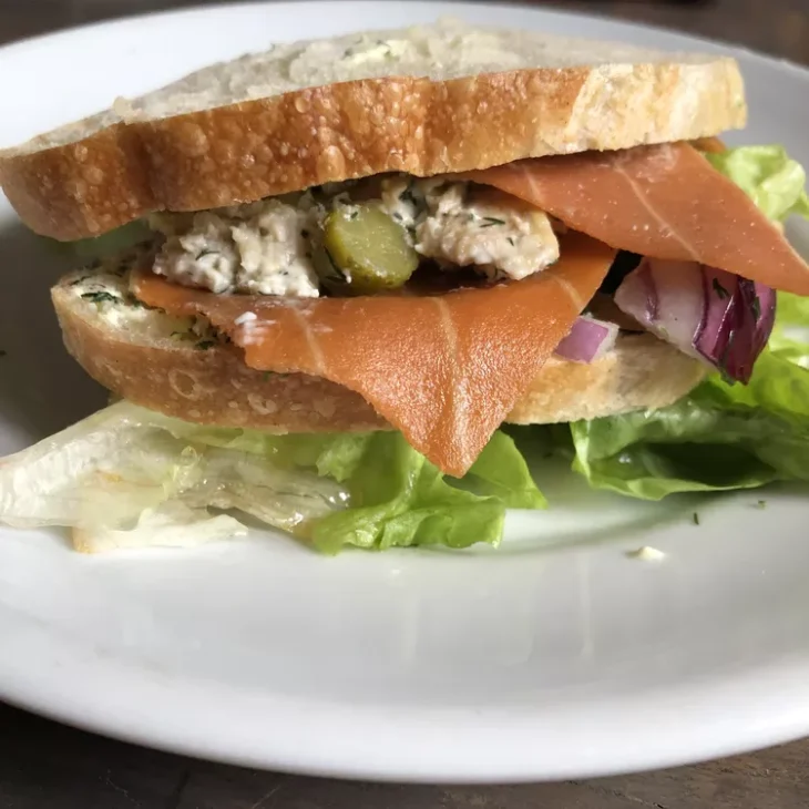 Sandwich de « saumon » végétal et tofu brouillé (vegan)