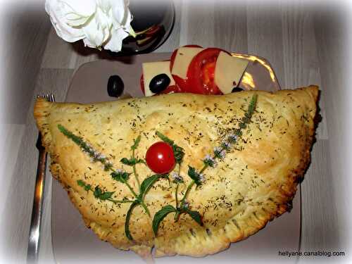 Chausson pizza -calzone "sauce tomate-olives-fromages" Très facile