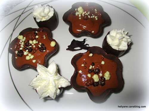 Fleurs garnies à la mousse au chocolat.