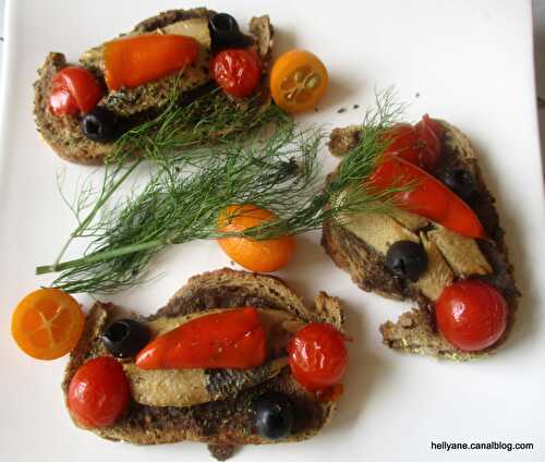 Recette - Tartines grillées à la crème "sardines / foie de morue/ fruits secs / olive /aneth avec des poivrons et des tomates.