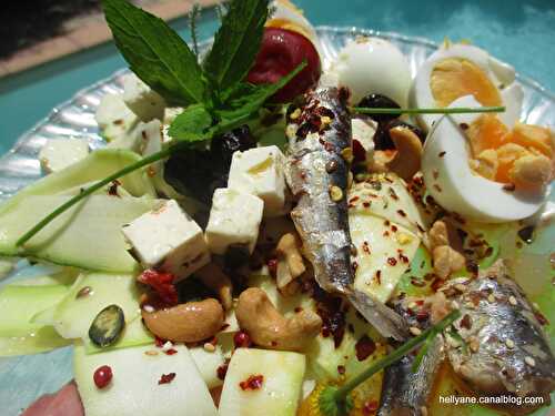 Salade estivale "courgettes/ sardines, oeufs durs, fruits secs,fromage, vinaigrette, céréales"