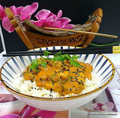 Moules en sauce coco curry avec du riz thaï