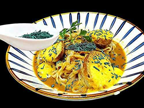 Soupe de poissons de roche avec des pâtes, des paillettes de spiruline et des croûtons mayonnaise