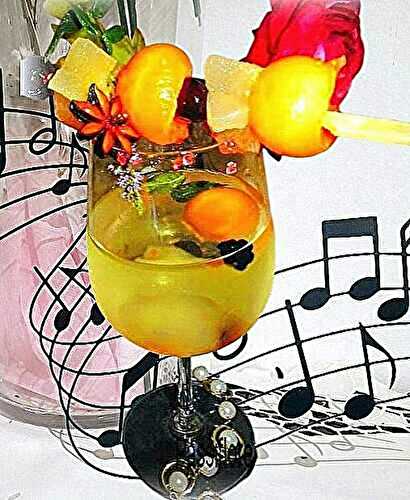 Tisane froide avec des fruits en brochettes